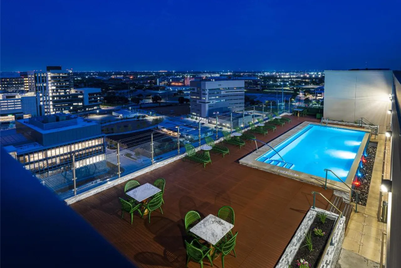Blossom Hotel Houston, Curio Collection by Hilton — rooms and atmosphere