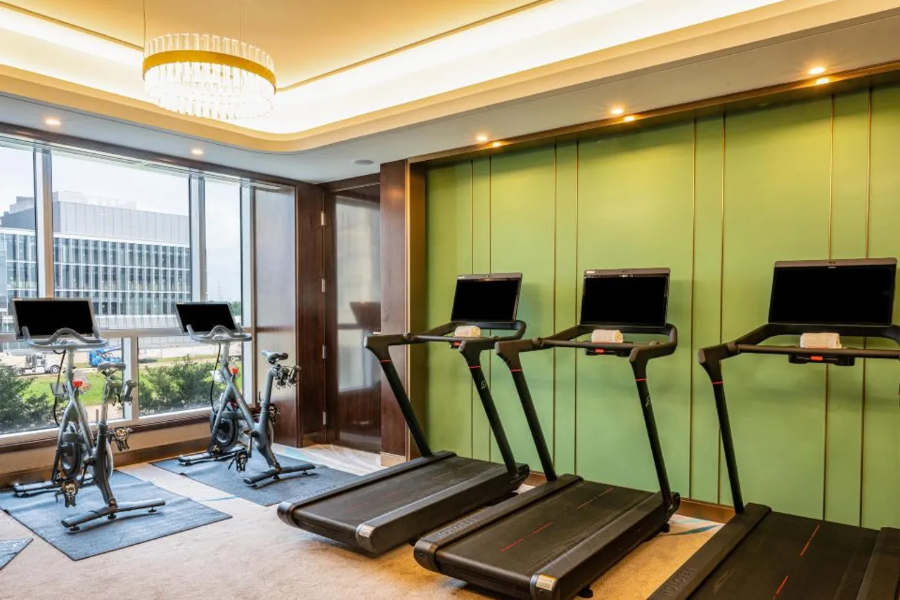 Blossom Hotel Houston, Curio Collection by Hilton — rooms and atmosphere