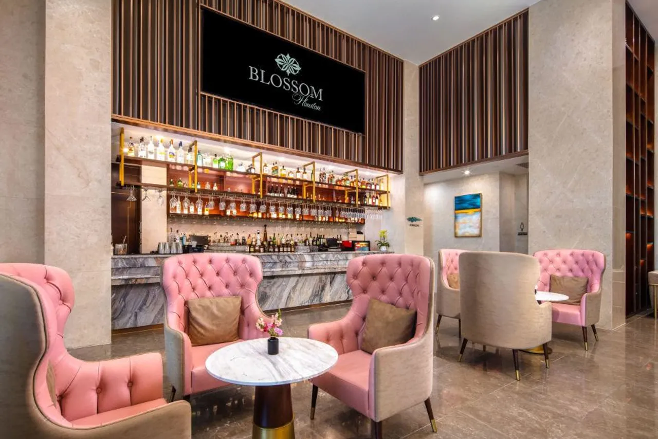 Blossom Hotel Houston, Curio Collection by Hilton — rooms and atmosphere