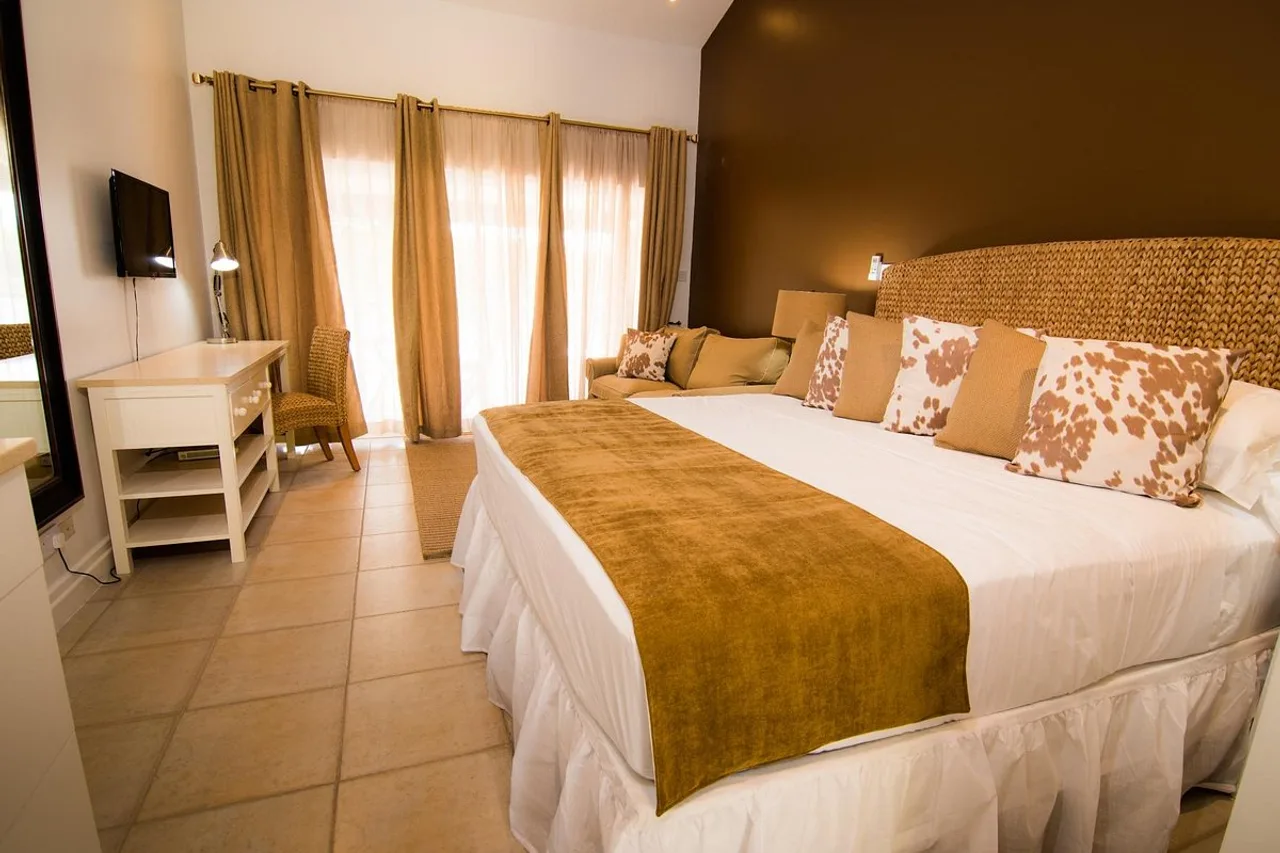 Blue Lagoon Hotel &amp; Marina — rooms and atmosphere