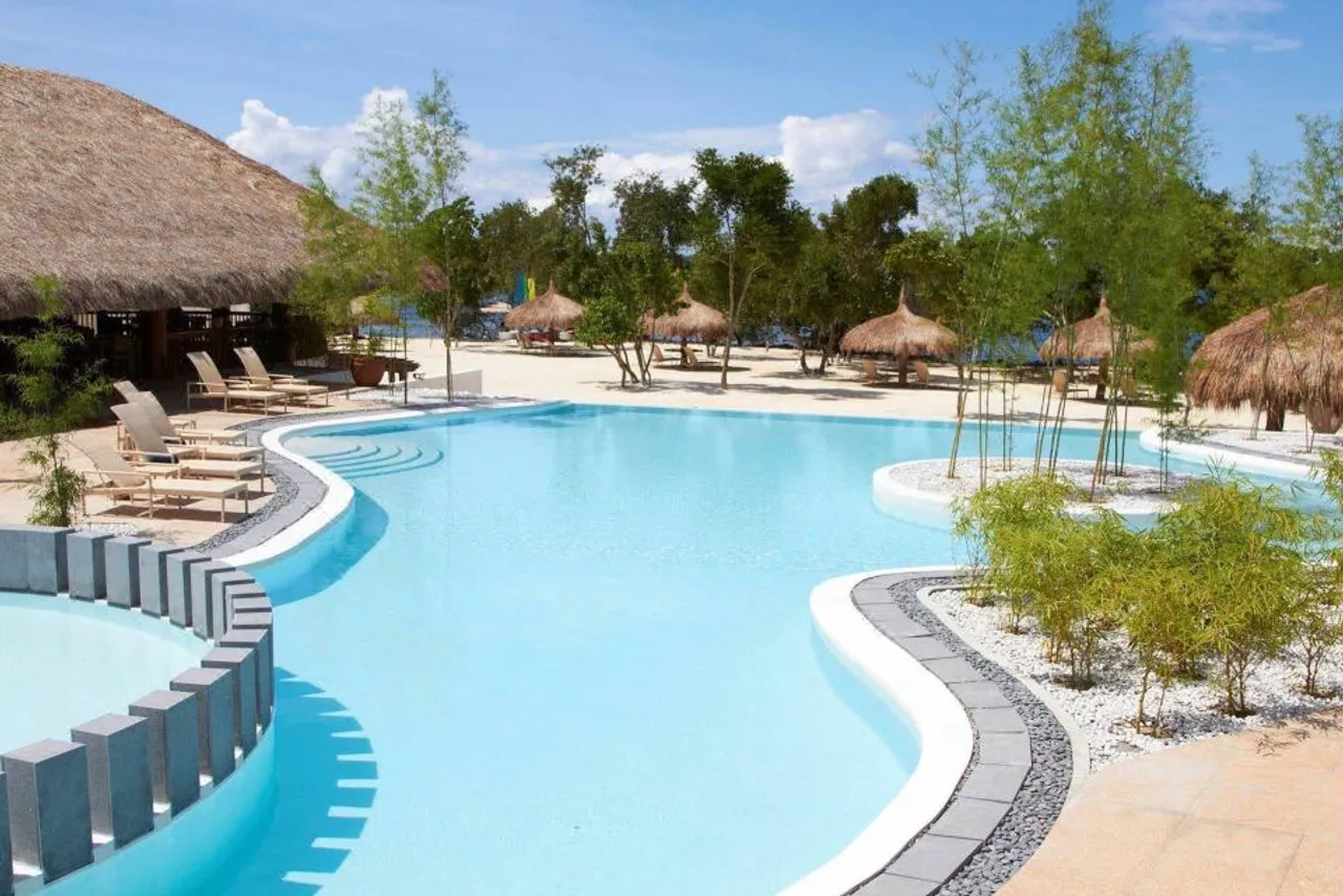 Bluewater Panglao Beach Resort — rooms and atmosphere