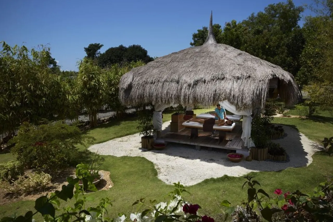Bluewater Panglao Beach Resort — rooms and atmosphere