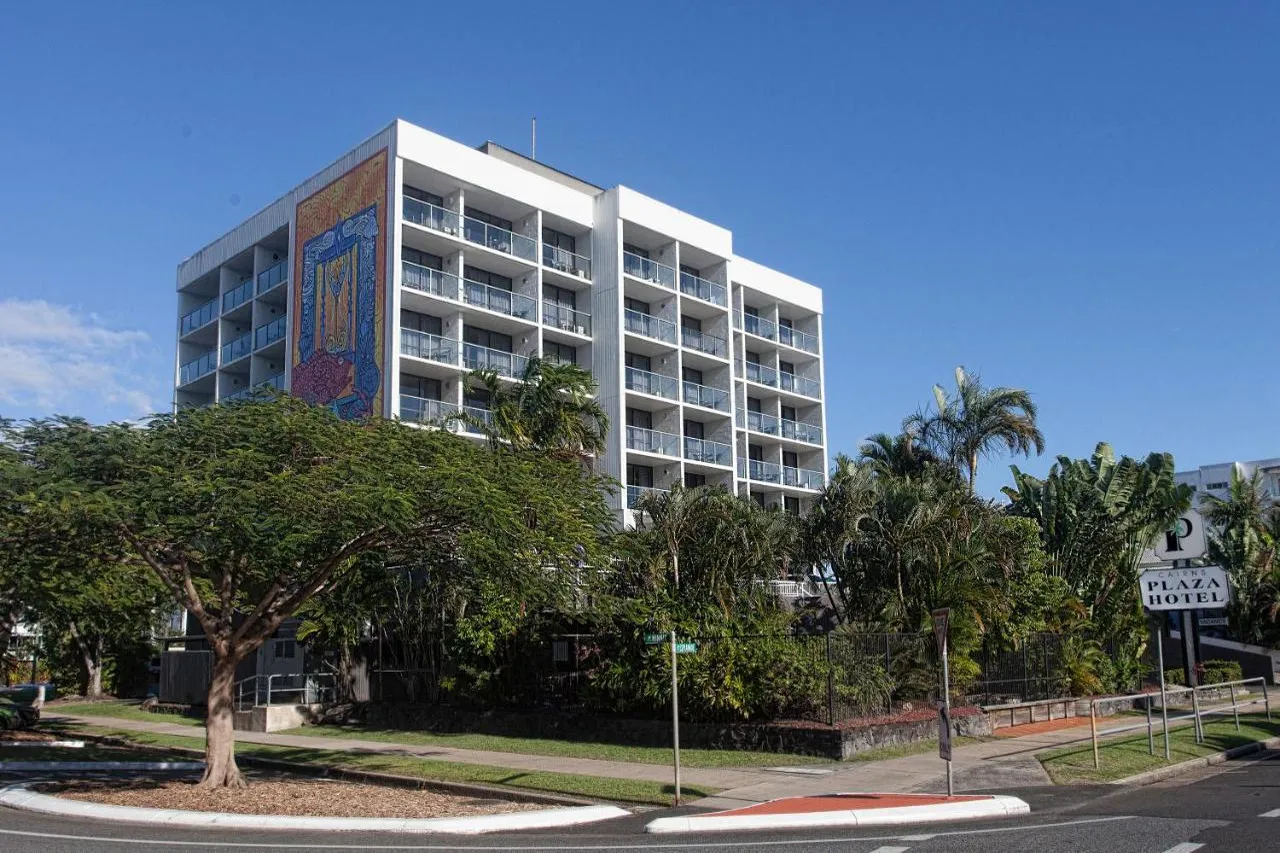 Cairns Plaza Hotel — rooms and atmosphere