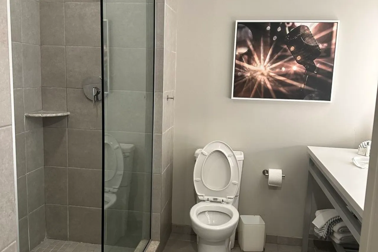 Cambria Hotel Philadelphia Downtown Center City — rooms and atmosphere