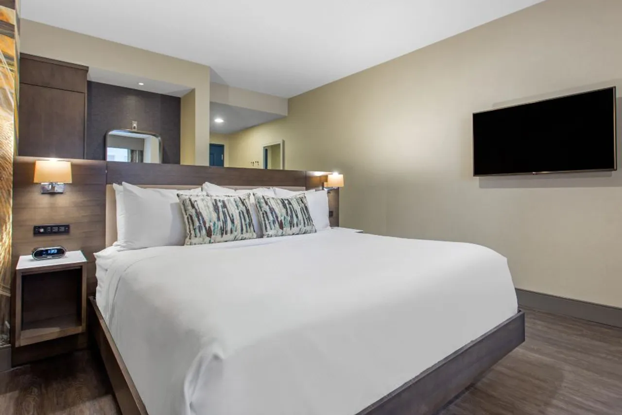 Cambria Hotel Philadelphia Downtown Center City — rooms and atmosphere
