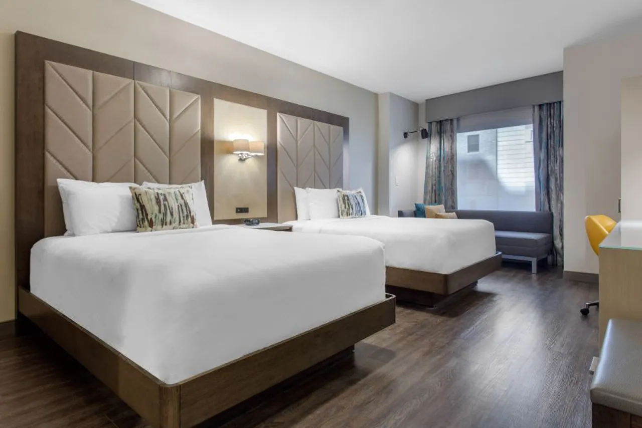 Cambria Hotel Philadelphia Downtown Center City — rooms and atmosphere