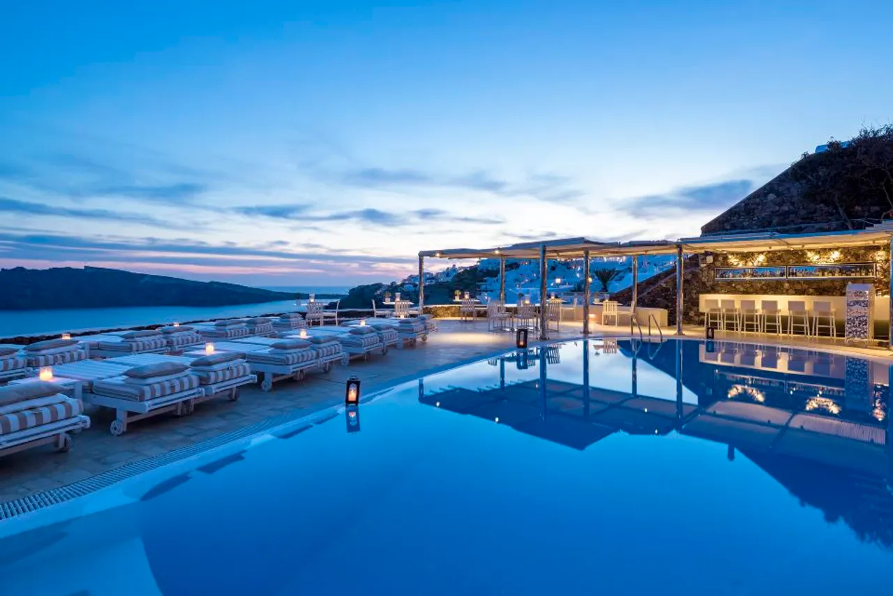 Canaves Oia Suites — rooms and atmosphere