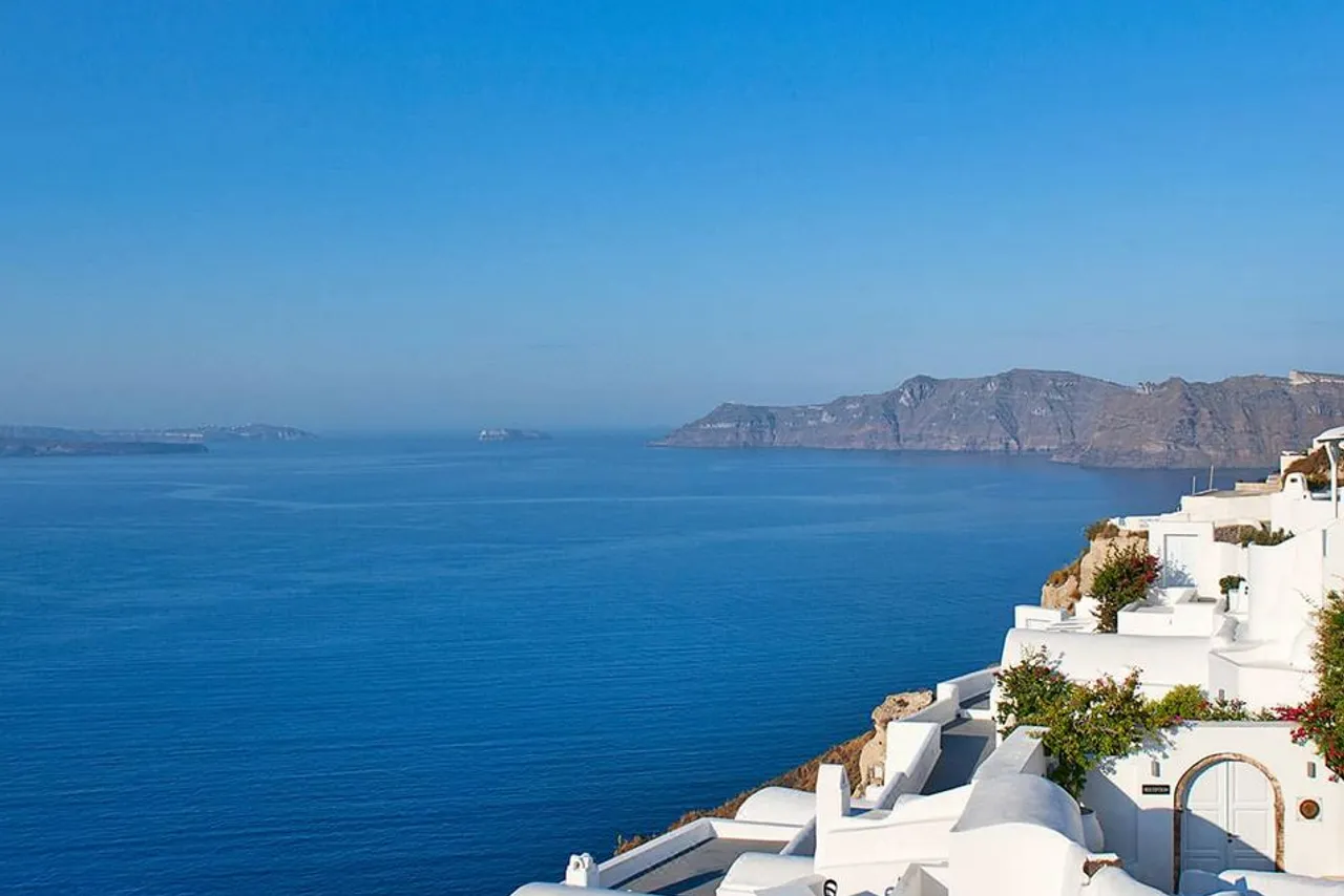 Canaves Oia Suites — rooms and atmosphere