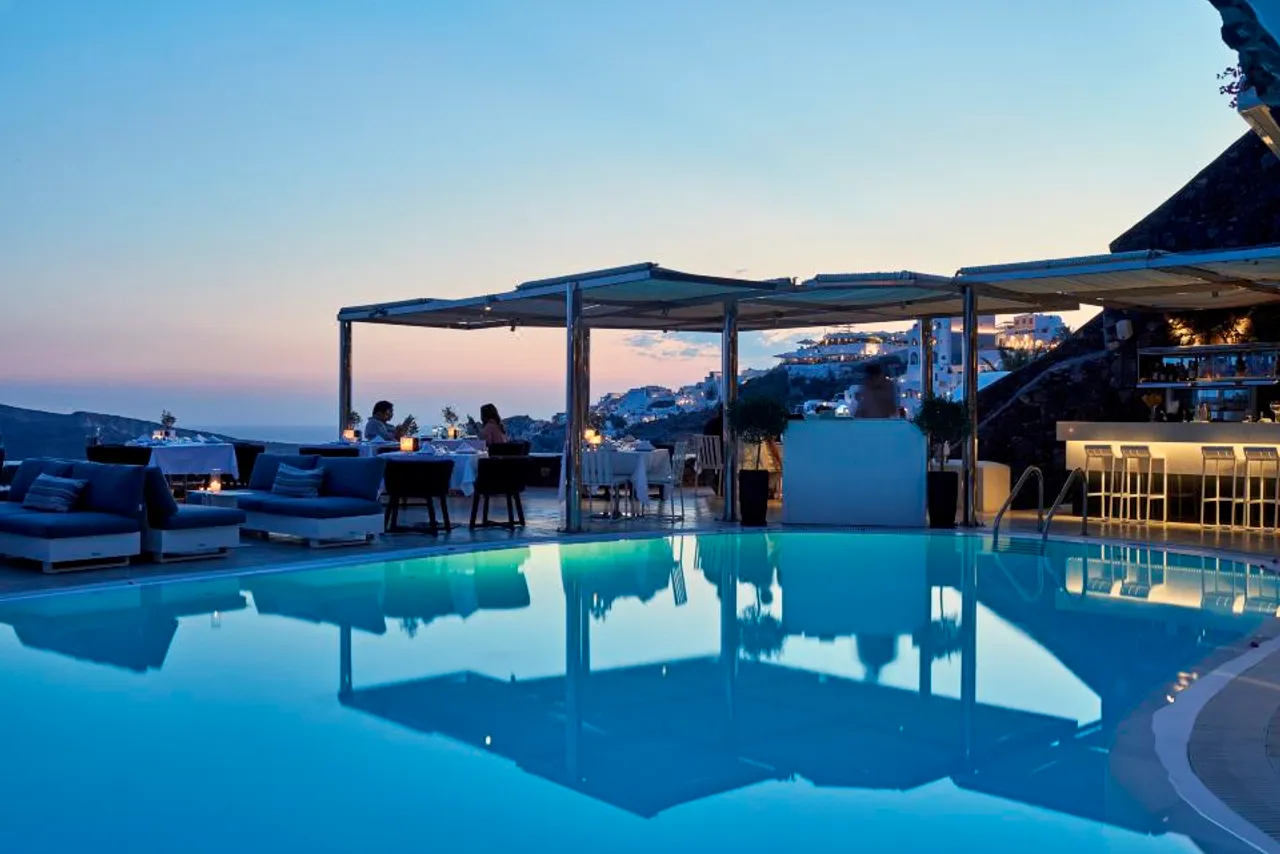 Canaves Oia Suites — rooms and atmosphere