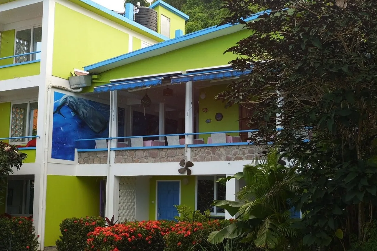 Castle Comfort Dive Lodge — rooms and atmosphere