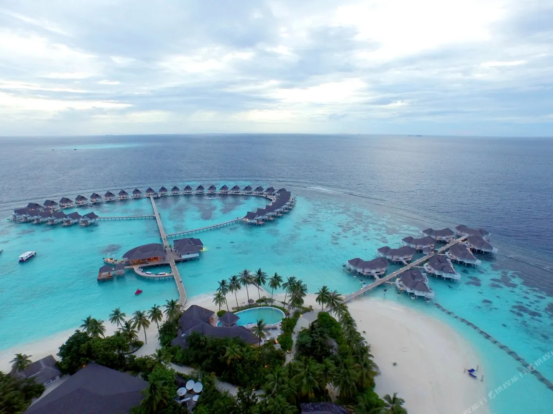 Centara Grand Island Resort & Spa Maldives — rooms and atmosphere