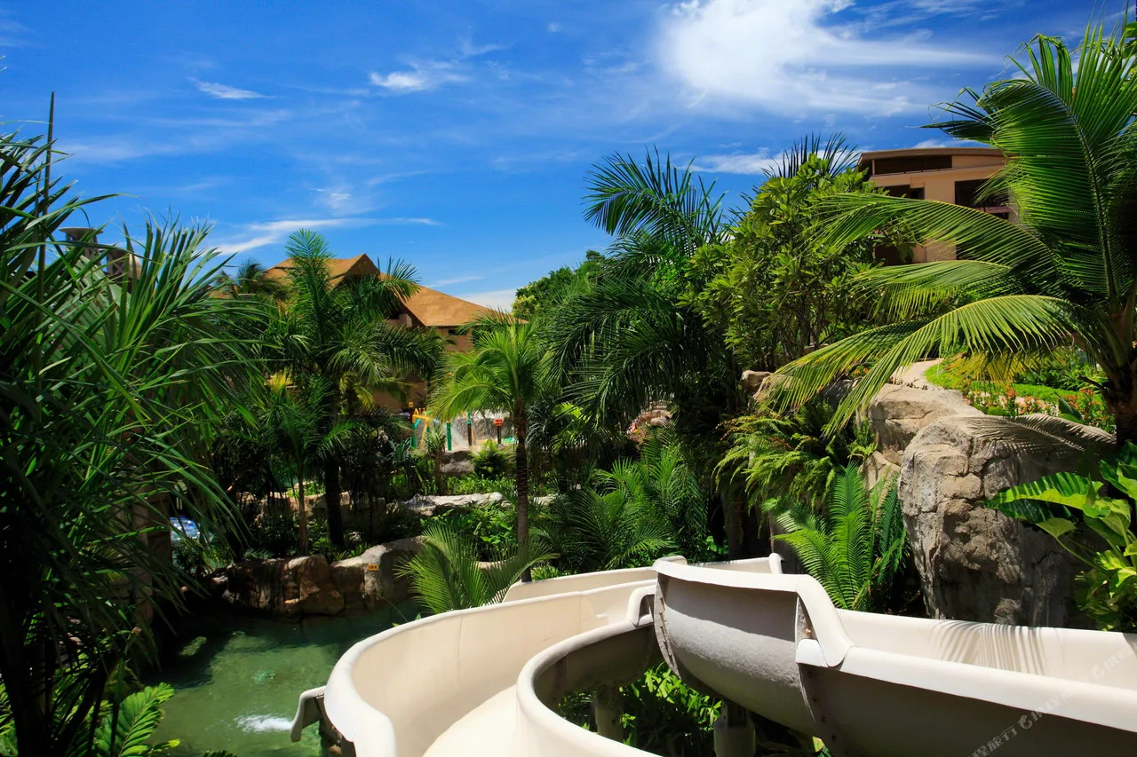 Centara Grand Mirage Beach Resort Pattaya — rooms and atmosphere