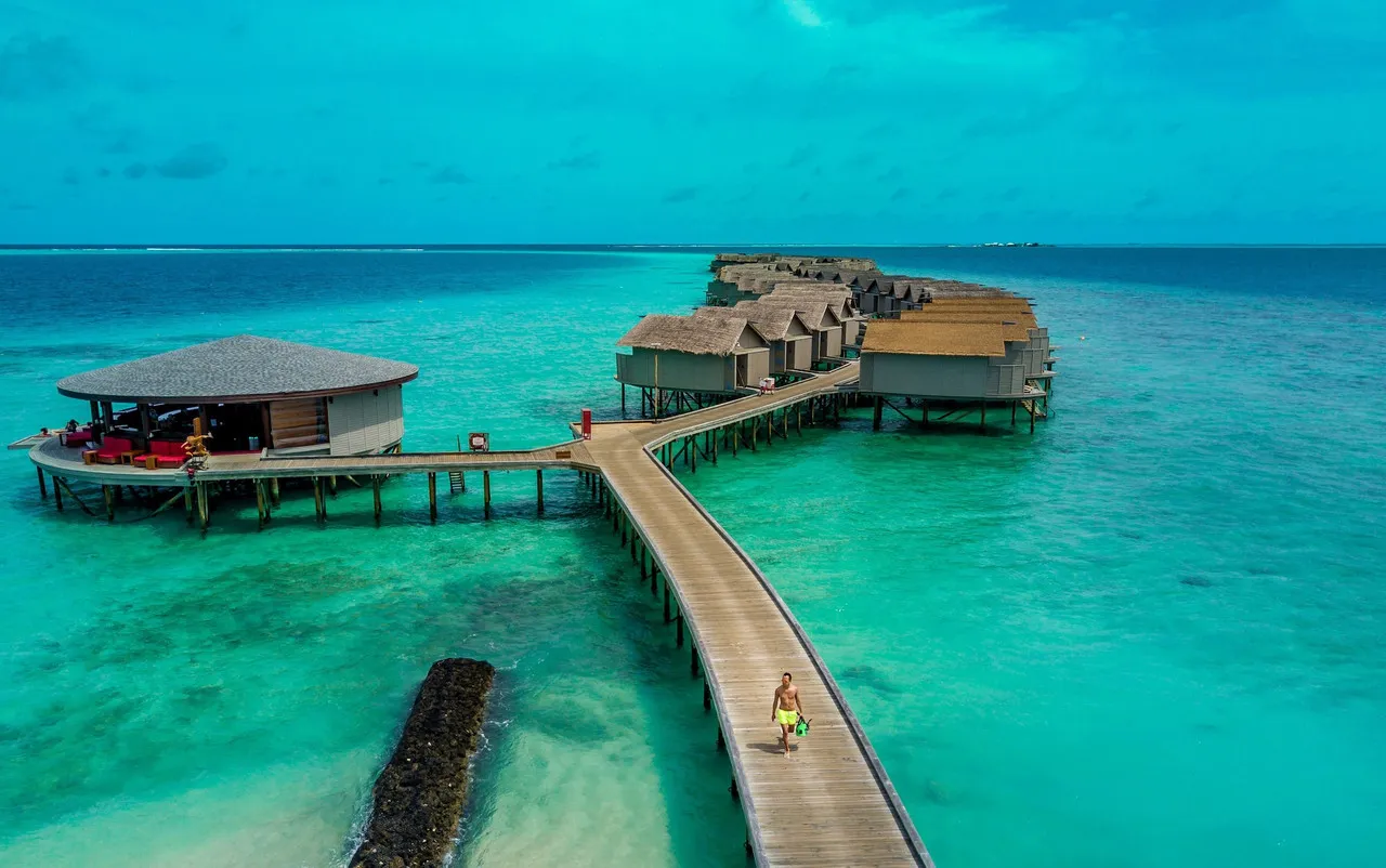 Centara Ras Fushi Resort & Spa Maldives — rooms and atmosphere