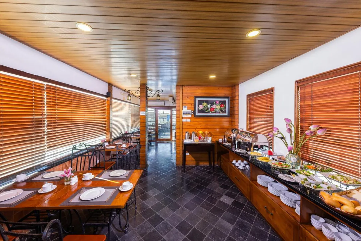 Centre Point Hanoi Hotel — rooms and atmosphere
