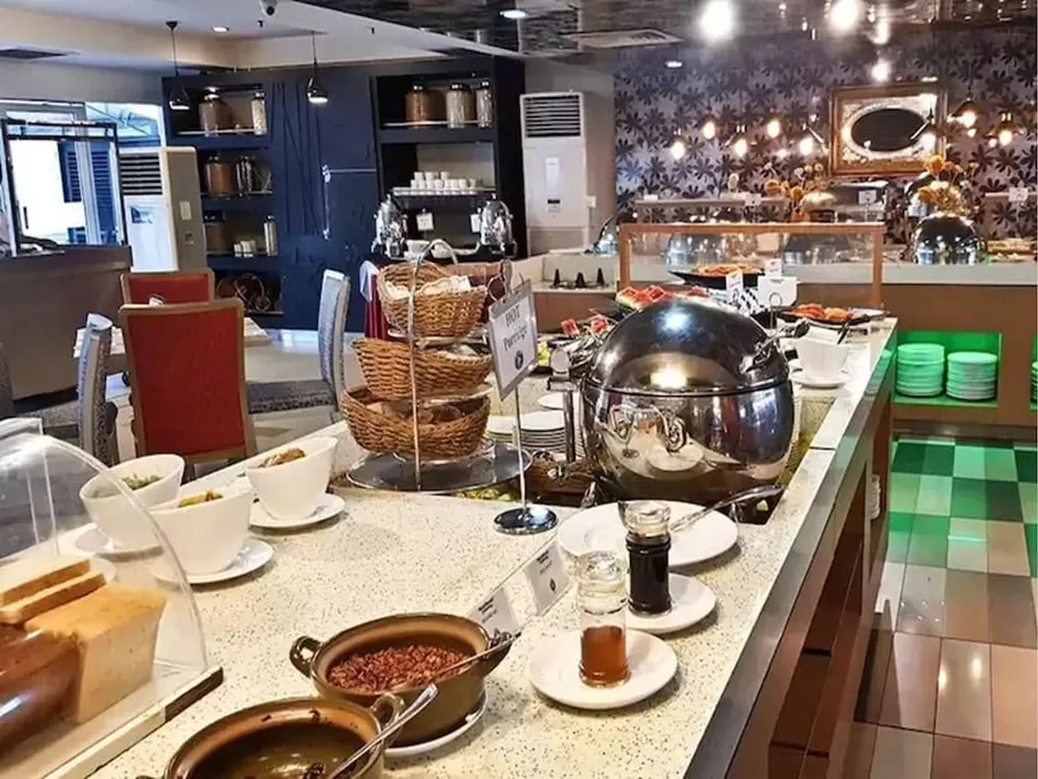 The Centrepoint Hotel — rooms and atmosphere