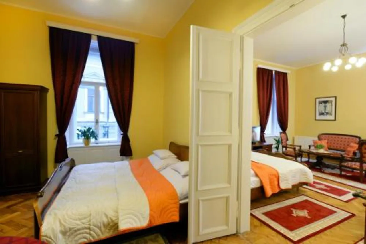Centrum Vendégház — ภาพห้องพักและบรรยากาศ
