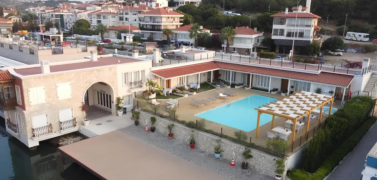 Çeşme Marina Konukevi — ภาพห้องพักและบรรยากาศ