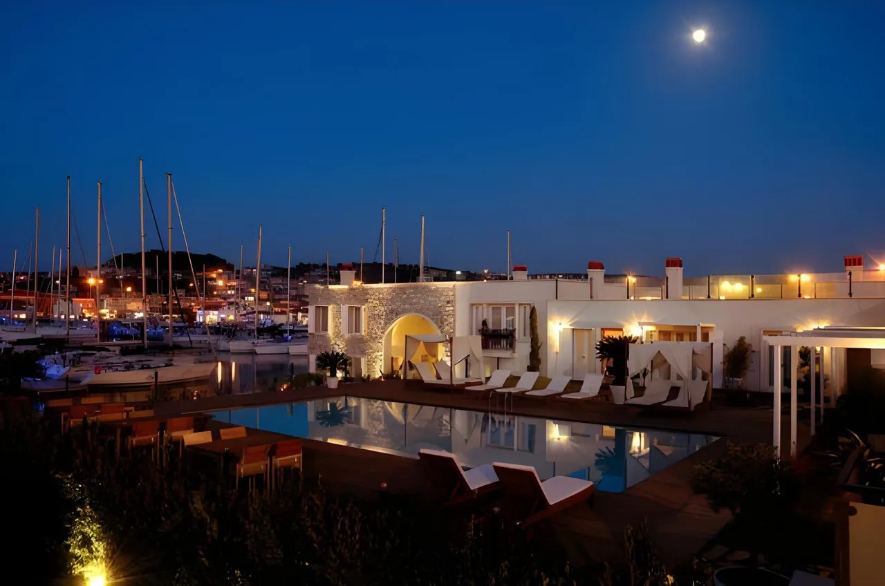 Çeşme Marina Konukevi — ภาพห้องพักและบรรยากาศ