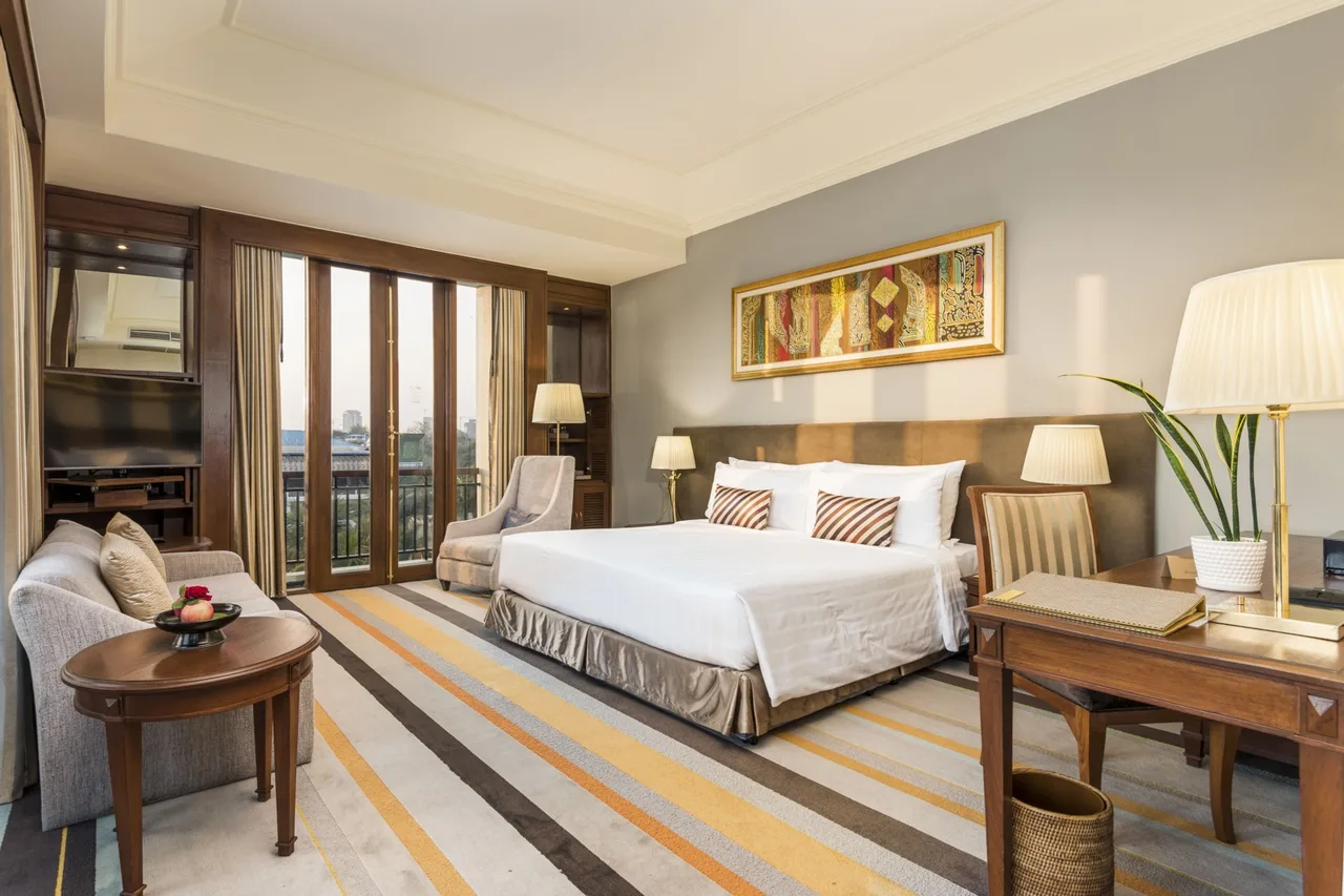 Chatrium Hotel Royal Lake Yangon — rooms and atmosphere