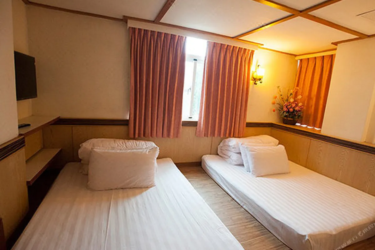 Chin Shan Hotel — rooms and atmosphere