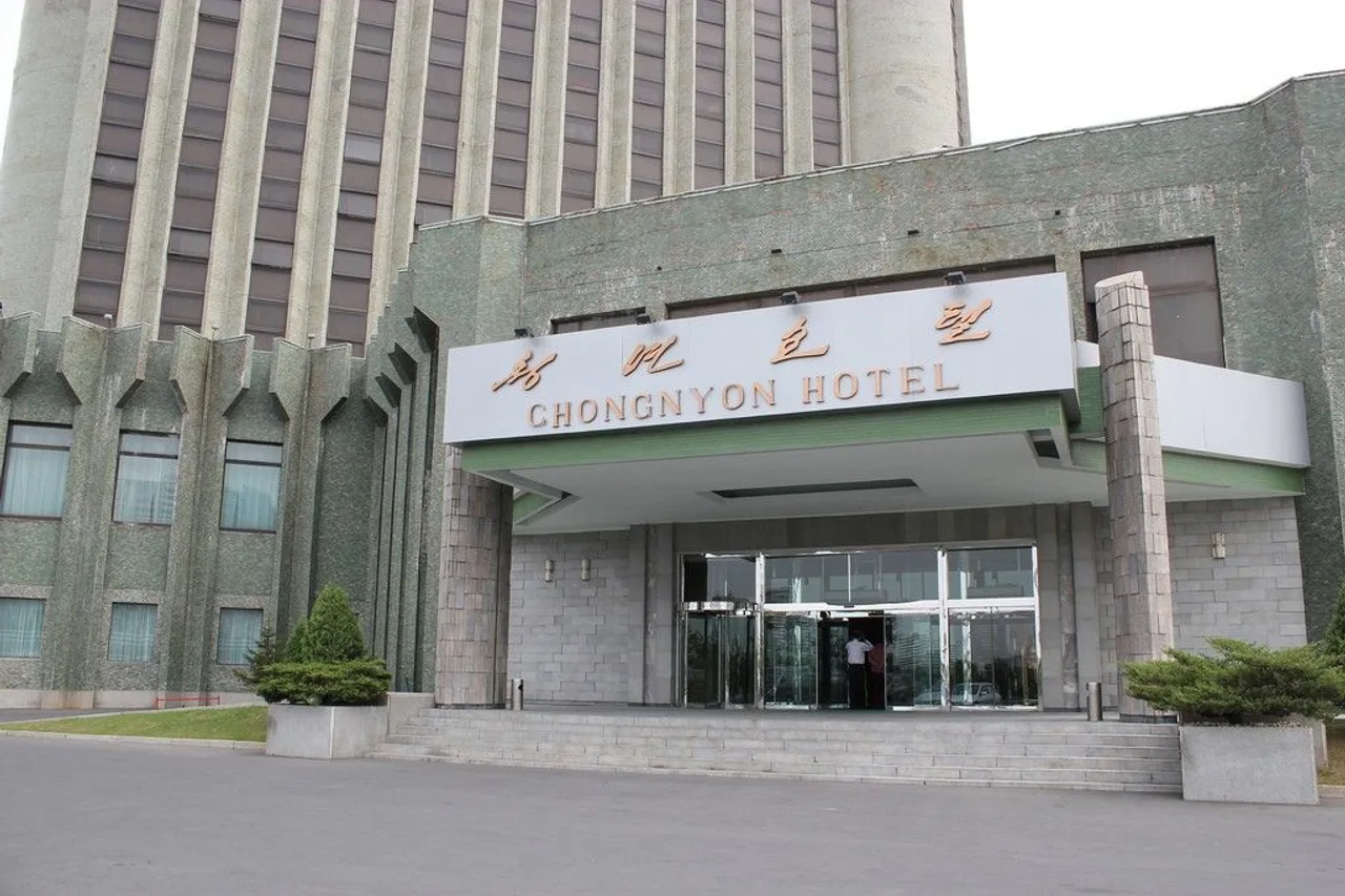 Chongnyon Hotel (Youth Hotel) — rooms and atmosphere