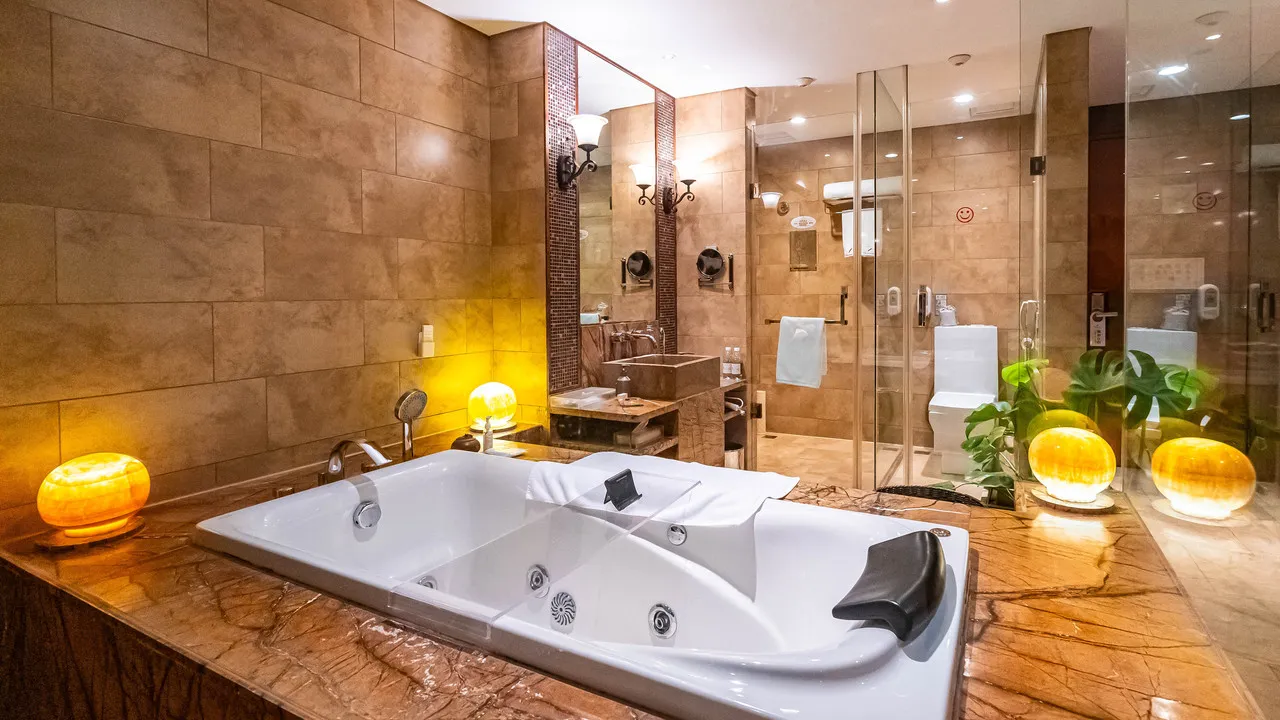 Christian's Hotel Luoyang — rooms and atmosphere