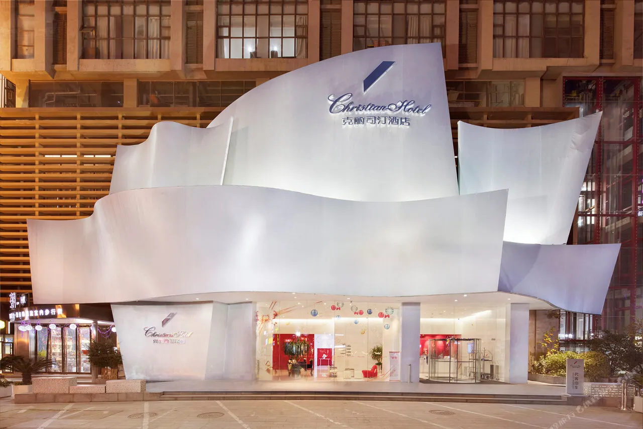 Christian's Hotel Luoyang — rooms and atmosphere