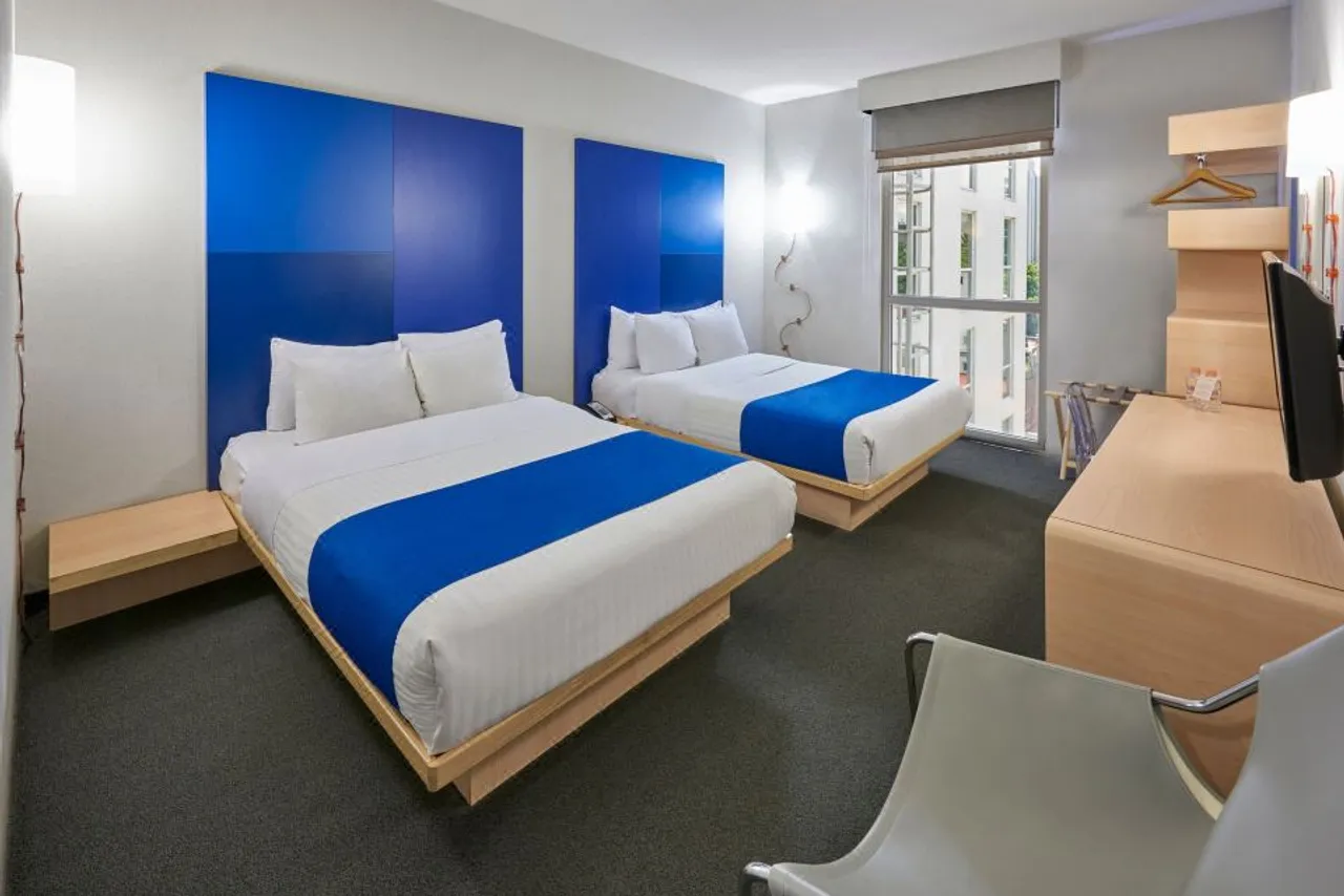 City Express Plus by Marriott Reforma El Angel — rooms and atmosphere