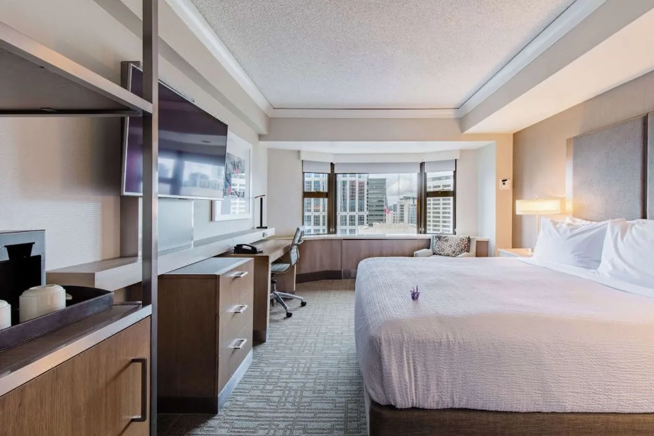 Coast Seattle Downtown Hotel by APA (Hilton Seattle) — rooms and atmosphere