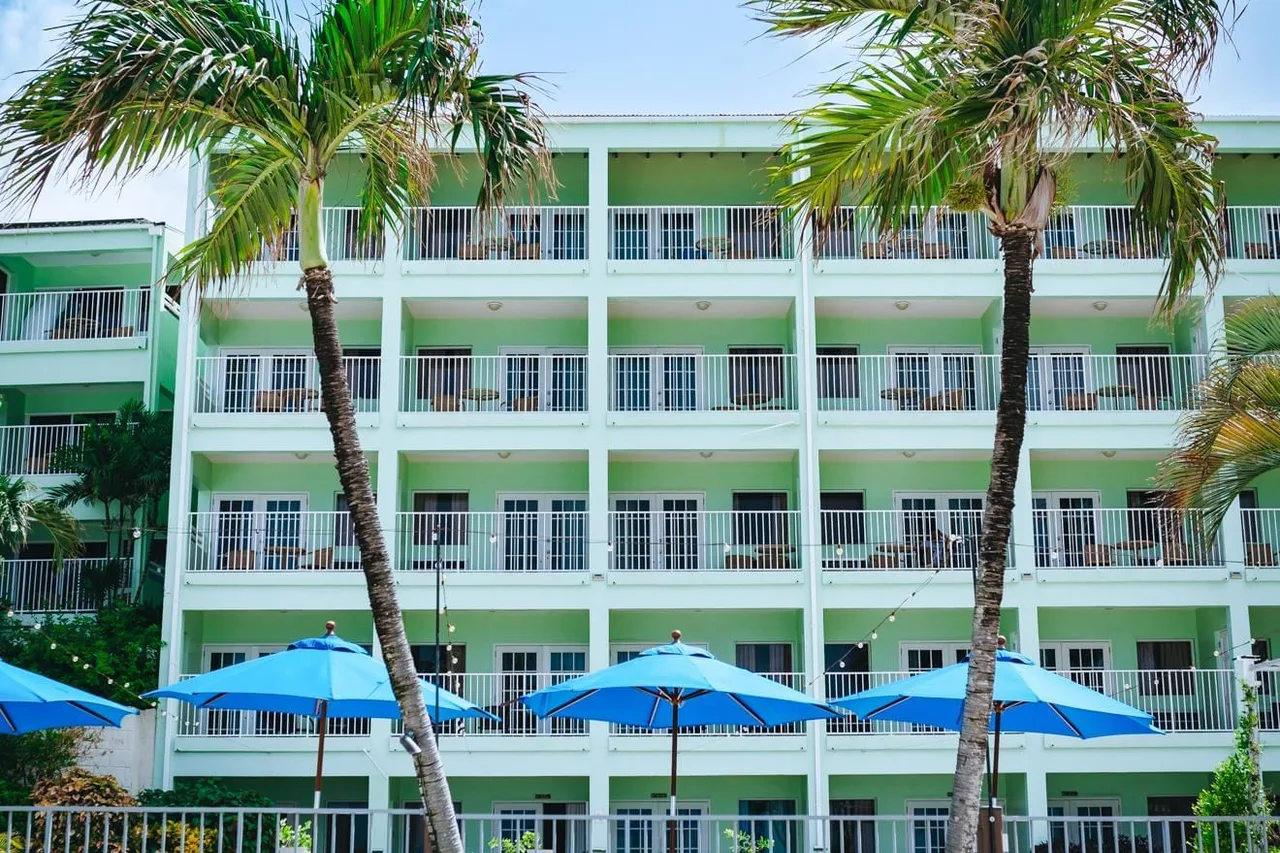 Coconut Court Beach Hotel — rooms and atmosphere