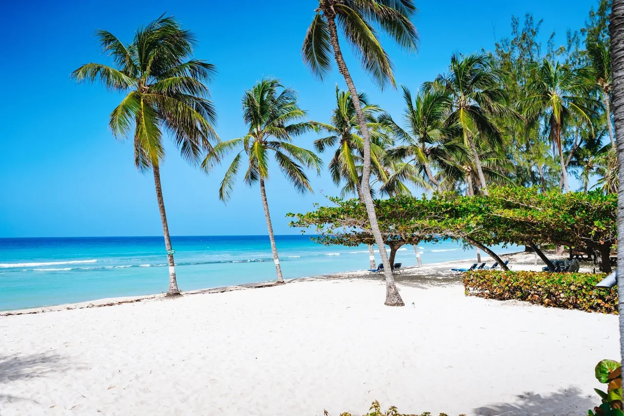 Coconut Court Beach Hotel — rooms and atmosphere
