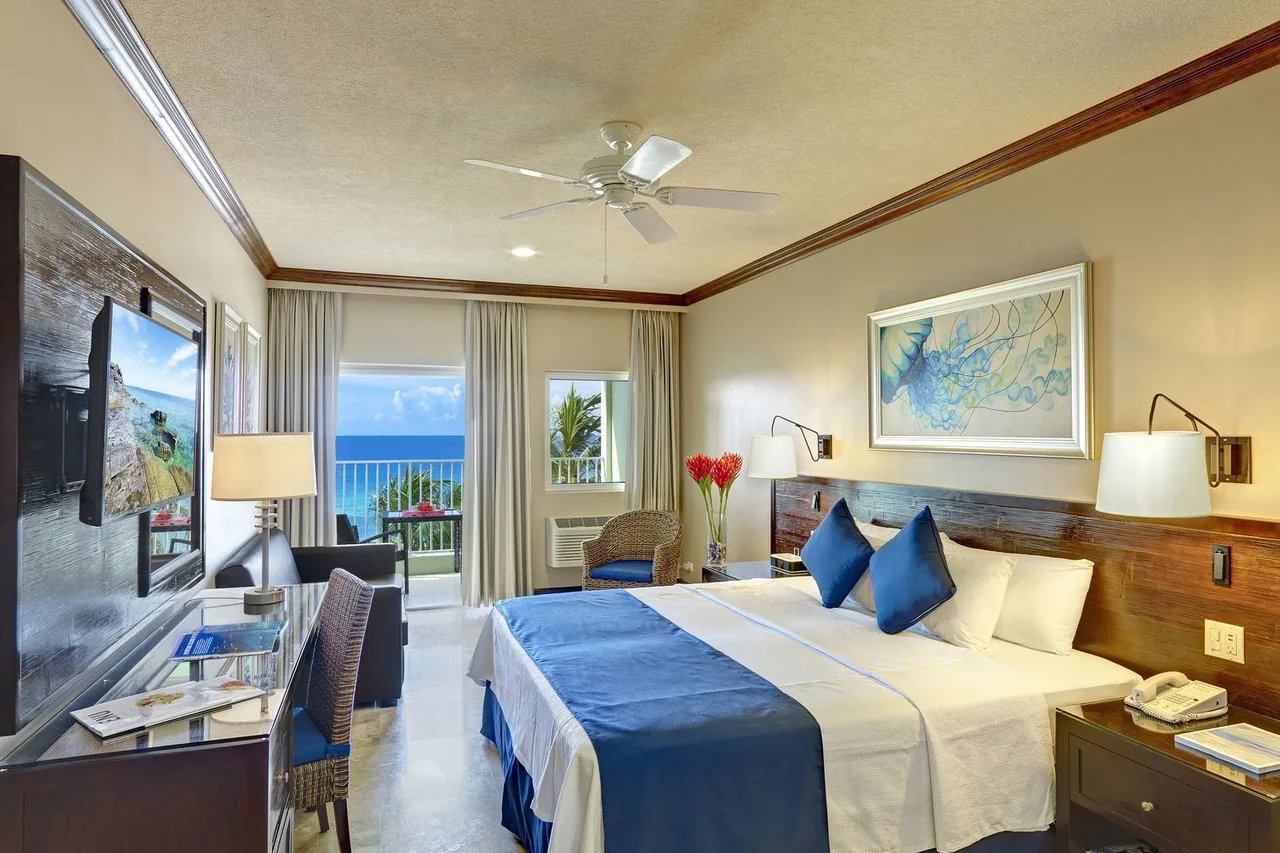 Coconut Court Beach Hotel — rooms and atmosphere