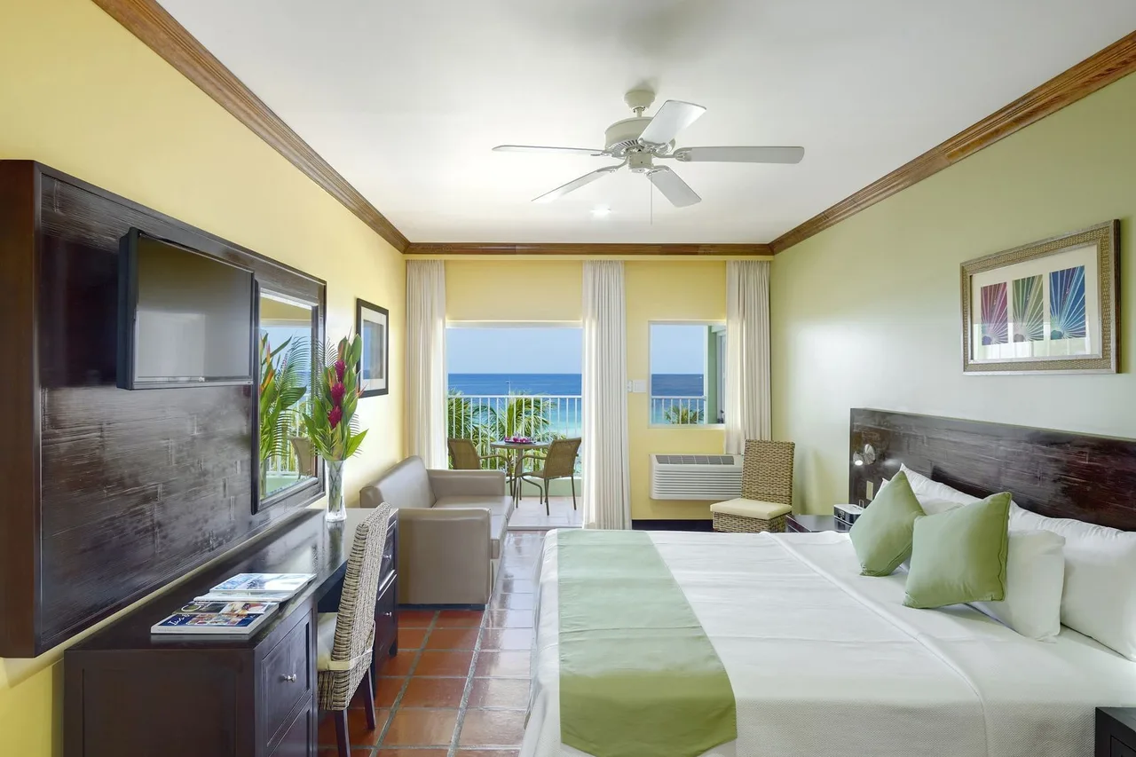 Coconut Court Beach Hotel — rooms and atmosphere