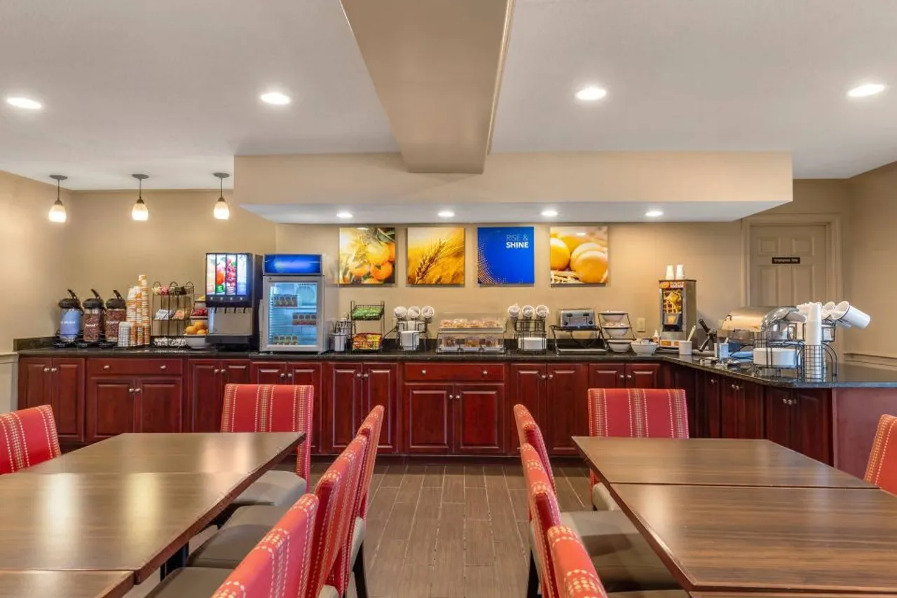 Comfort Inn Foxboro - Mansfield — rooms and atmosphere