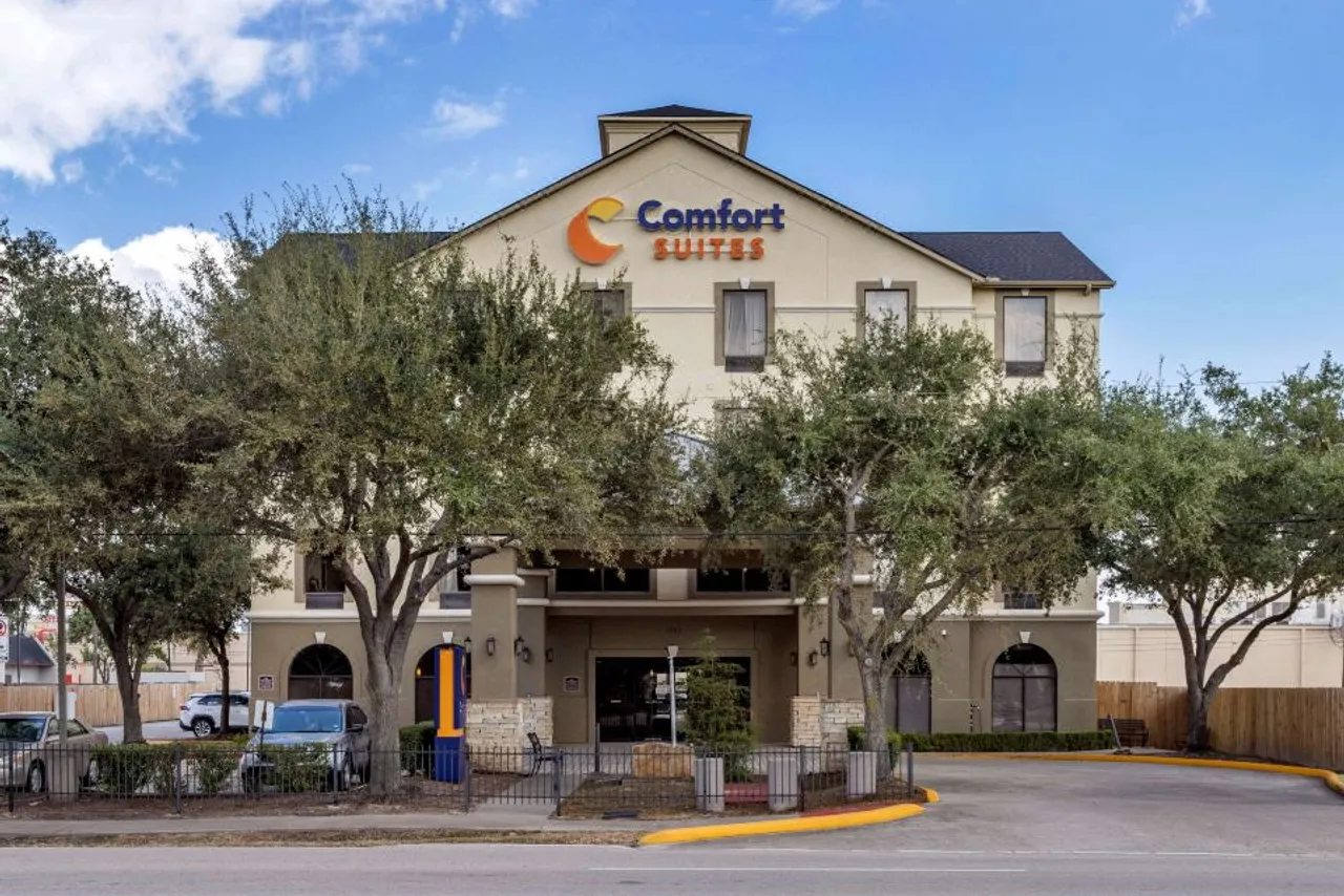 Comfort Suites Houston near Medical Center - NRG Stadium — rooms and atmosphere