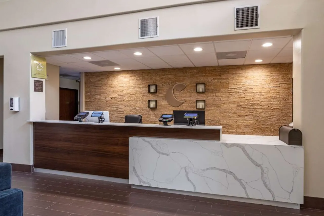 Comfort Suites Houston near Medical Center - NRG Stadium — rooms and atmosphere