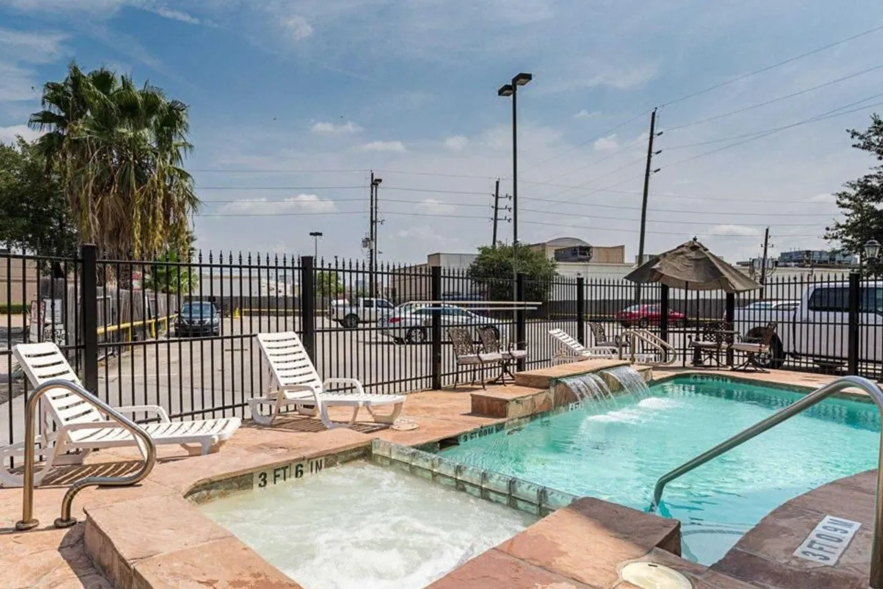 Comfort Suites Houston near Medical Center - NRG Stadium — rooms and atmosphere