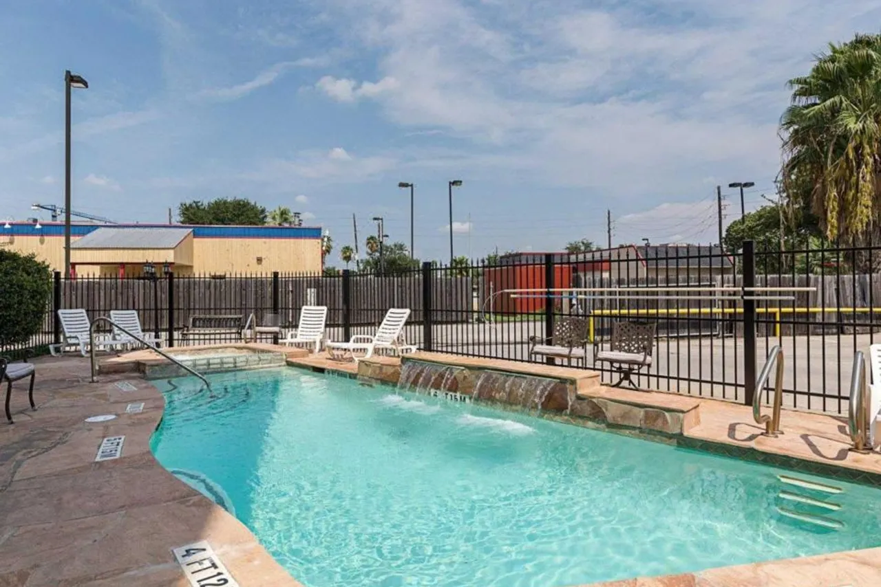 Comfort Suites Houston near Medical Center - NRG Stadium — rooms and atmosphere