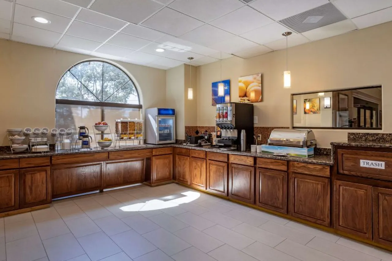 Comfort Suites Houston near Medical Center - NRG Stadium — rooms and atmosphere
