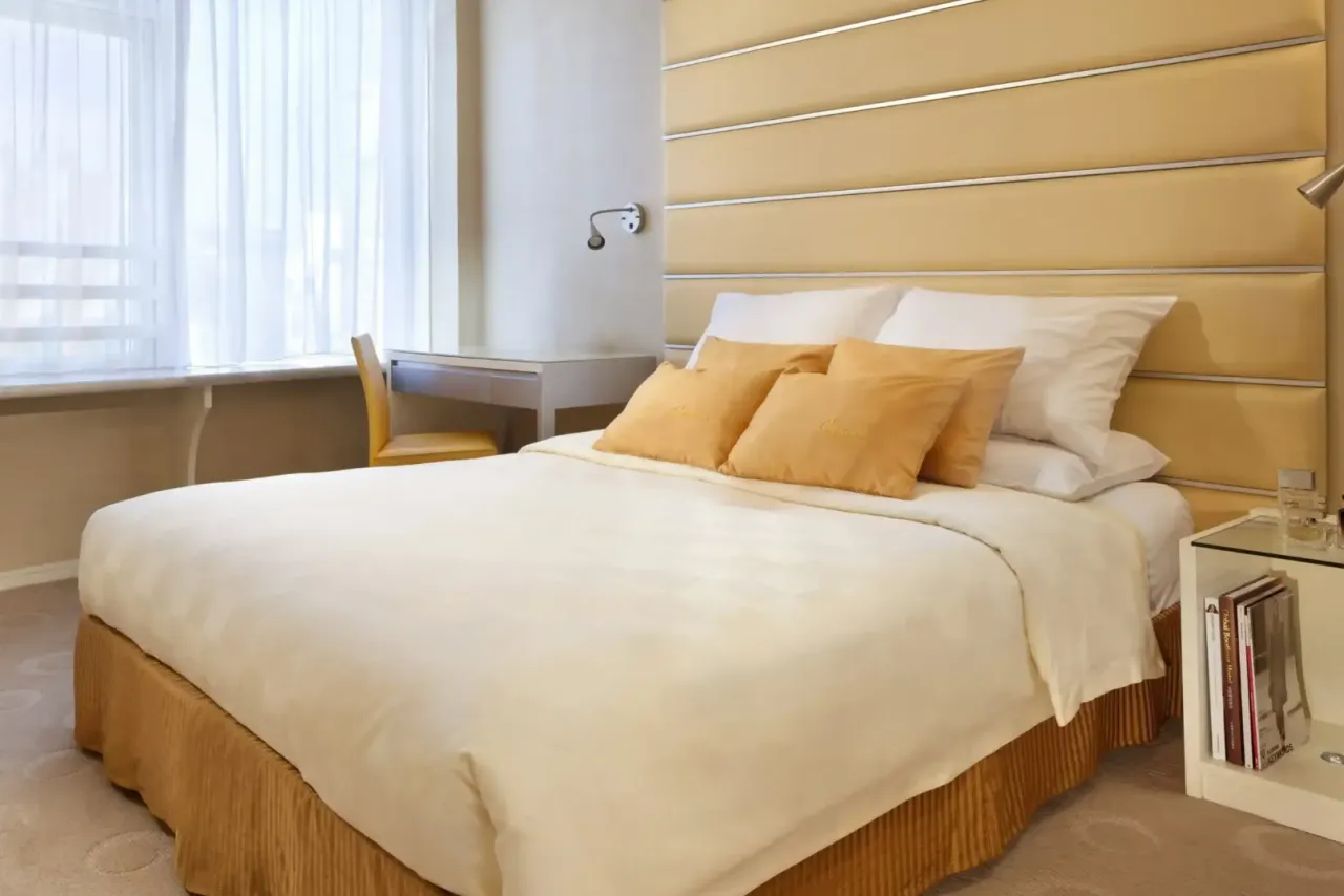 Cosmo Hotel Hong Kong by Dorsett Hotels — rooms and atmosphere