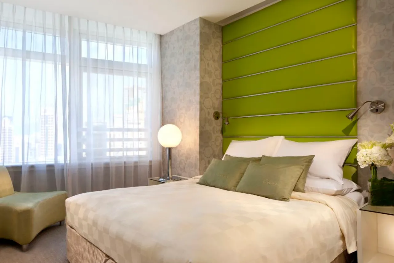 Cosmo Hotel Hong Kong by Dorsett Hotels — rooms and atmosphere