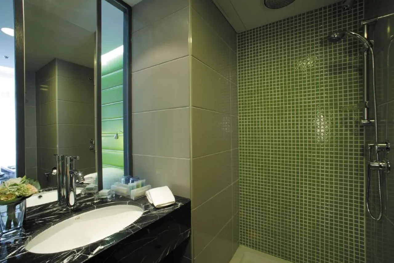 Cosmo Hotel Hong Kong by Dorsett Hotels — rooms and atmosphere
