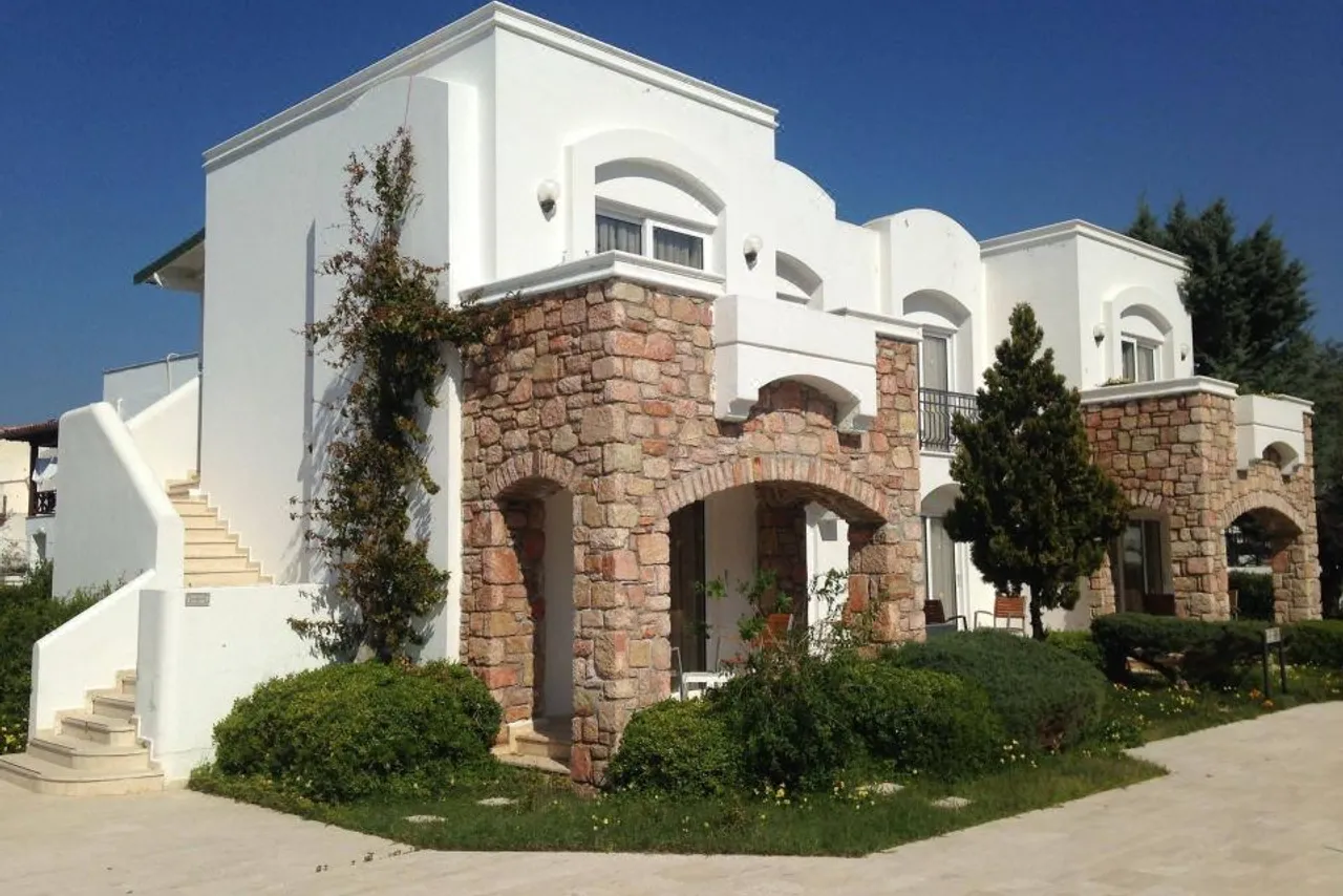 Costa Sariyaz Hotel Bodrum — rooms and atmosphere