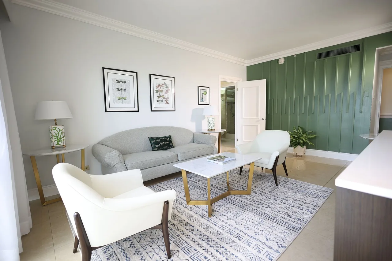 The Courtleigh Hotel &amp; Suites — rooms and atmosphere