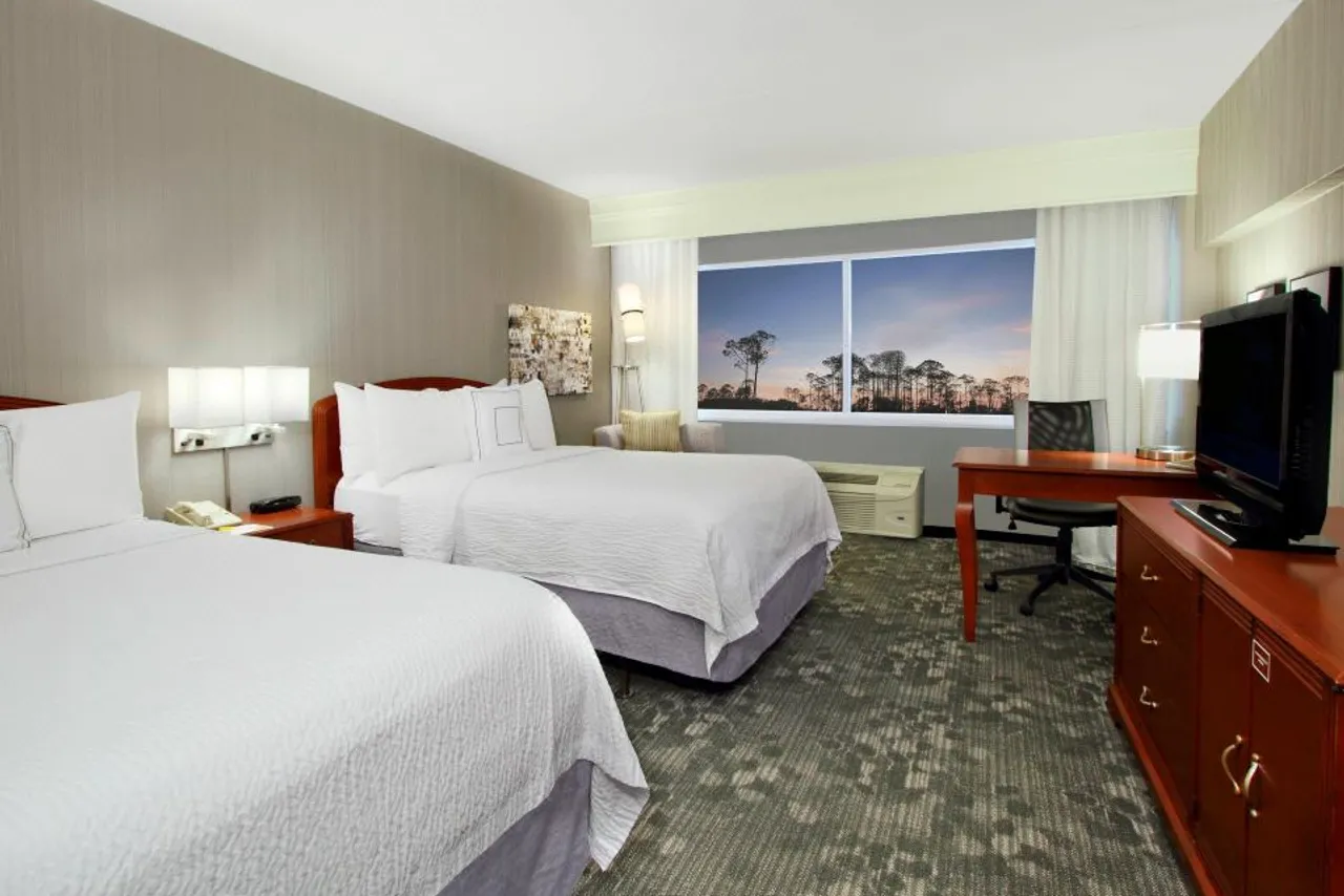 Courtyard by Marriott Lyndhurst Meadowlands — rooms and atmosphere