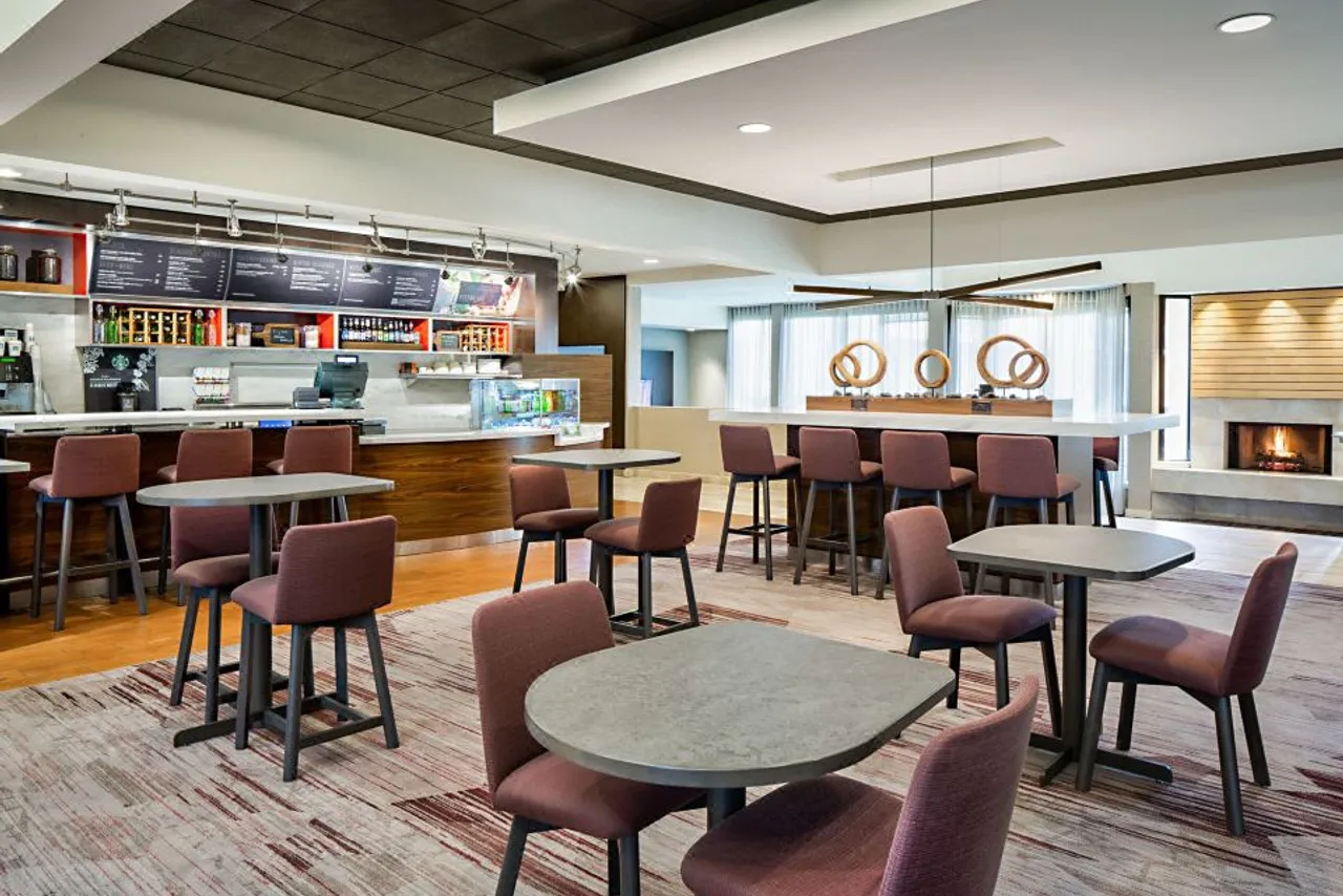 Courtyard by Marriott Dallas Arlington/Entertainment District — rooms and atmosphere
