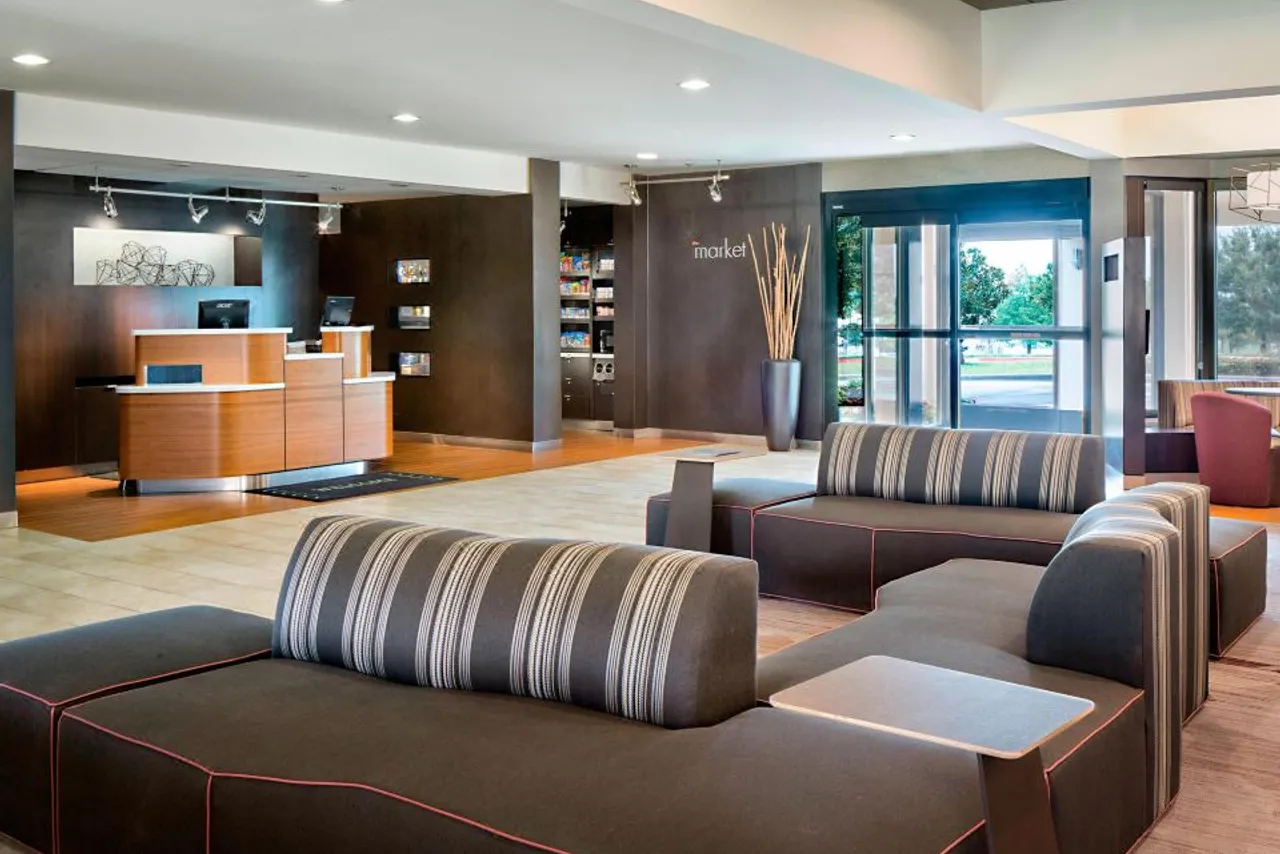 Courtyard by Marriott Dallas Arlington/Entertainment District — rooms and atmosphere