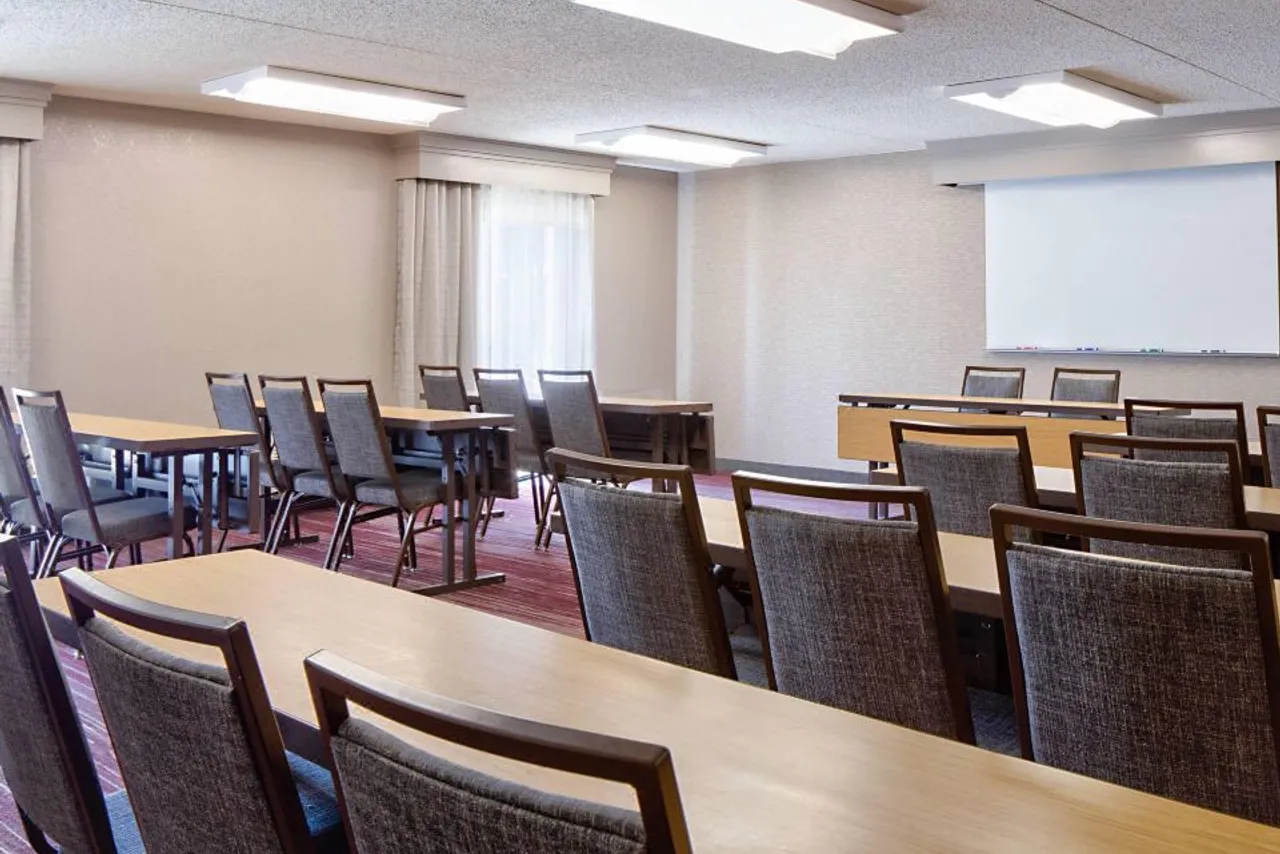 Courtyard by Marriott Dallas Arlington/Entertainment District — rooms and atmosphere