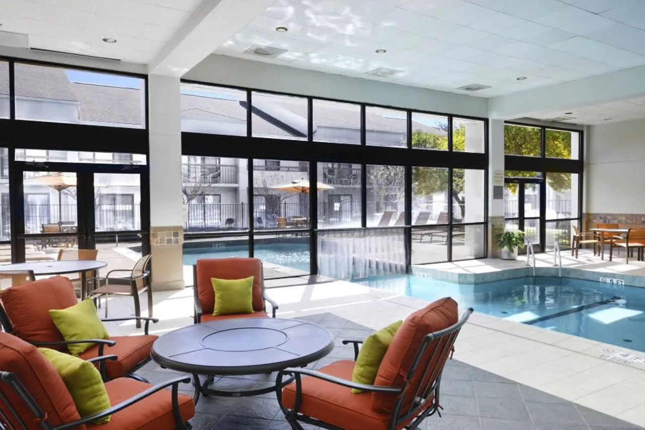 Courtyard by Marriott Dallas Arlington/Entertainment District — rooms and atmosphere