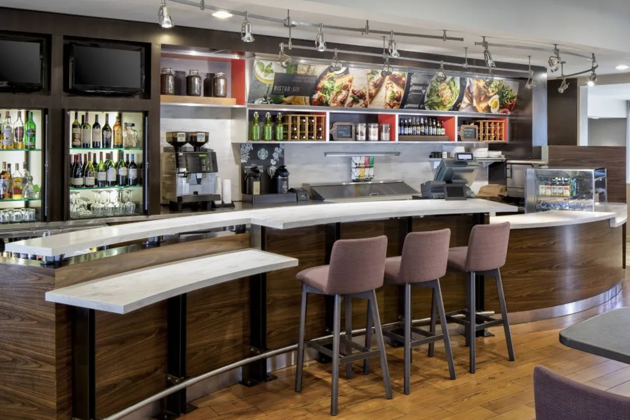 Courtyard by Marriott Dallas Arlington/Entertainment District — rooms and atmosphere